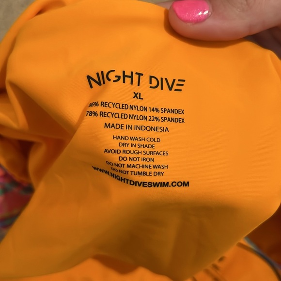 Night dive bathing suit TOP IS L AND BOTTOMS ARE XL - Picture 6 of 6